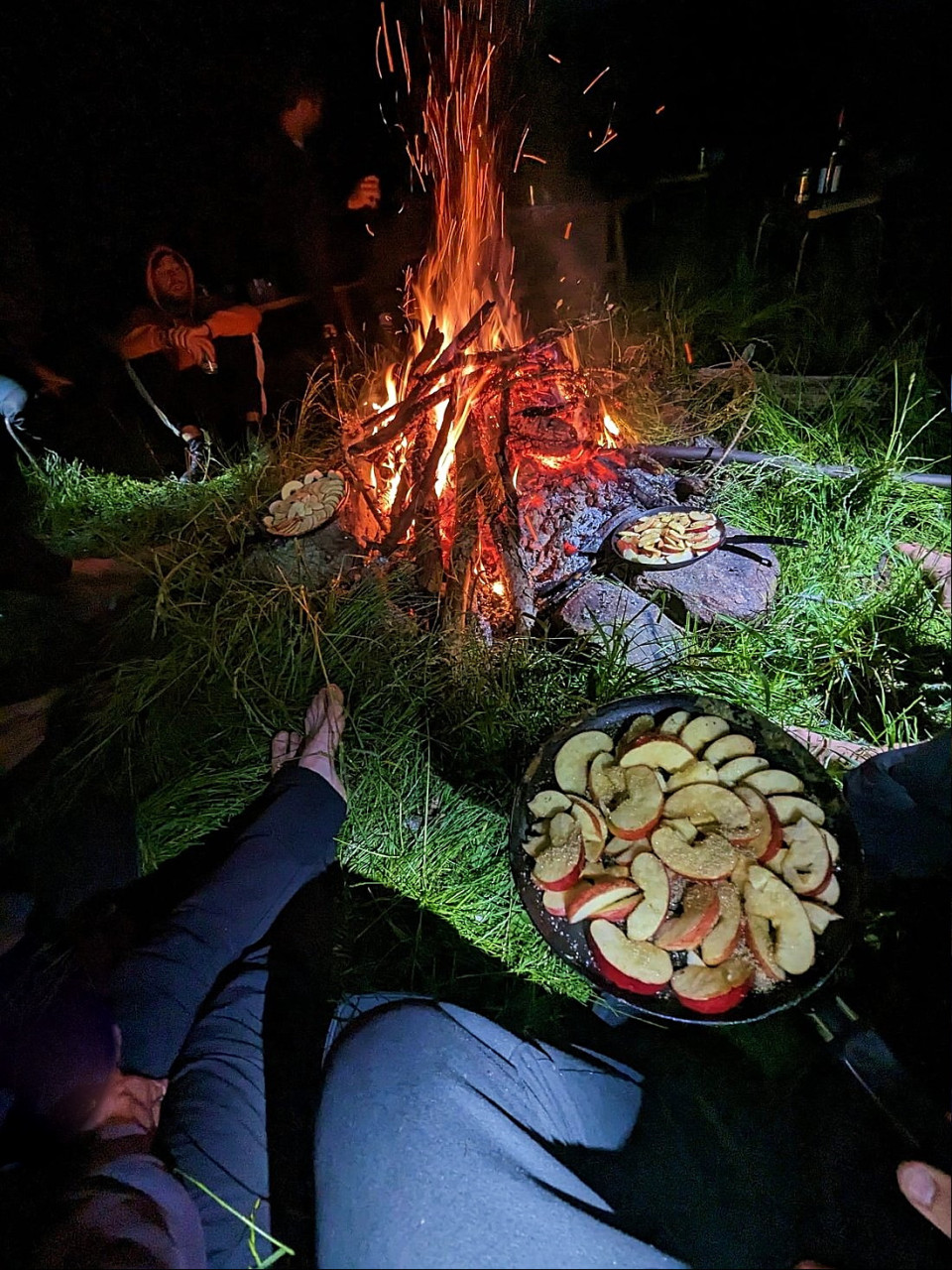 Tarte aux pommes sur feu de camp au bivouac